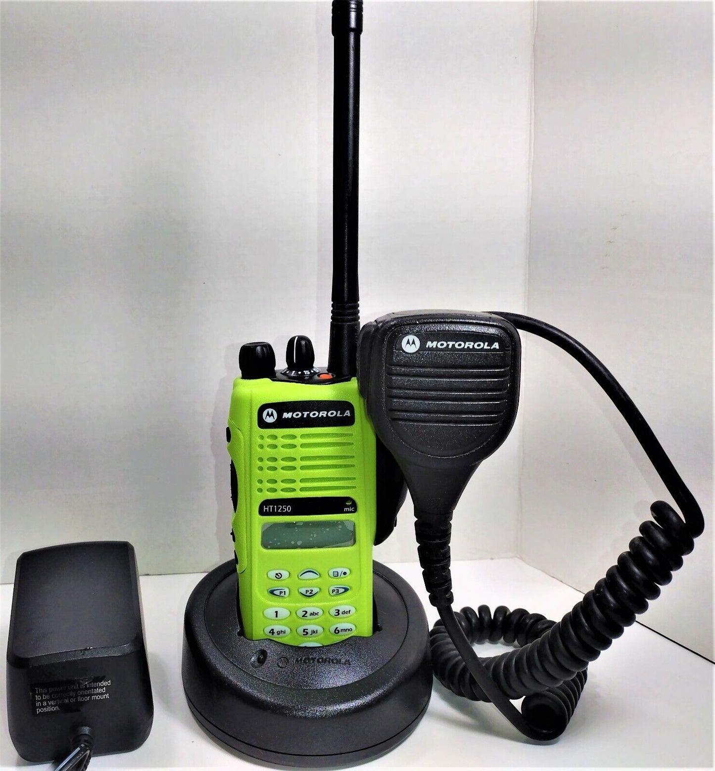 MOTOROLA HT1250 Model III UHF 403-470MHz 128ch 5w Two Way Radio AAH25RDH9AA6AN