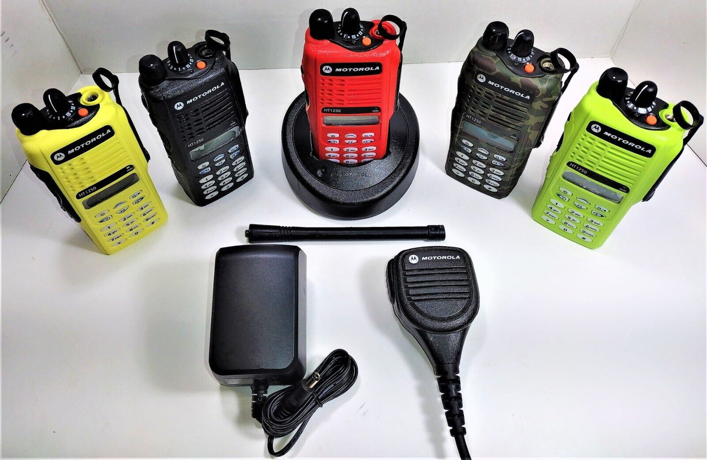 MOTOROLA HT1250 Model III UHF 403-470MHz 128ch 5w Two Way Radio AAH25RDH9AA6AN