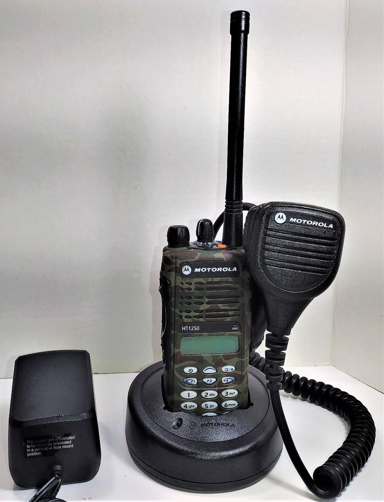 MOTOROLA HT1250 Model III UHF 403-470MHz 128ch 5w Two Way Radio AAH25RDH9AA6AN