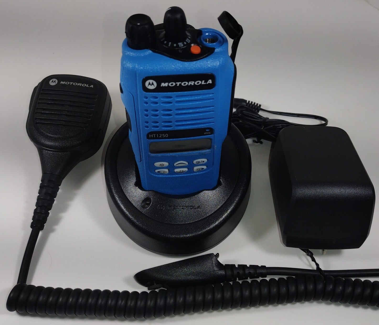 MOTOROLA HT1250 UHF 403-470 MHz Police Fire EMS Two-Way Radio AAH25RDF9AA5AN