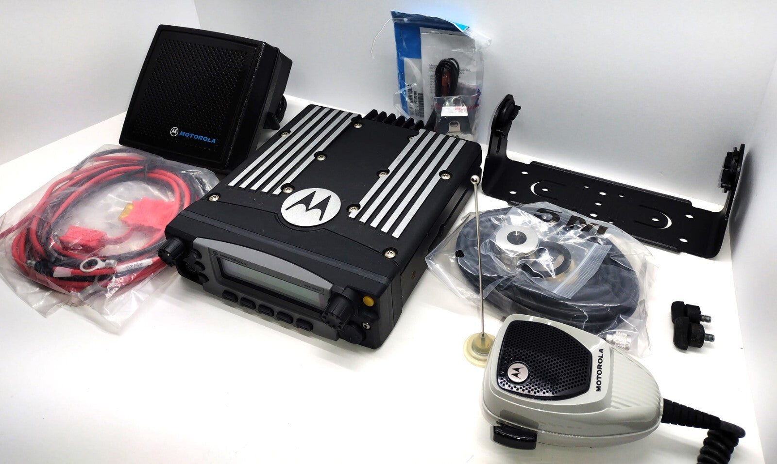 Motorola XTL5000 DIGITAL MOBILE RADIO UHF 450-520 MHz M20SSS9PW1AN & Accessories11