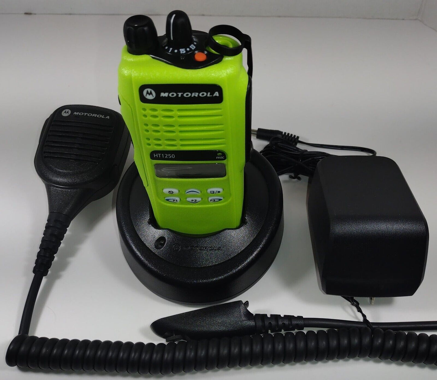 MOTOROLA HT1250 UHF 403-470 MHz Police Fire EMS Two-Way Radio AAH25RDF9AA5AN