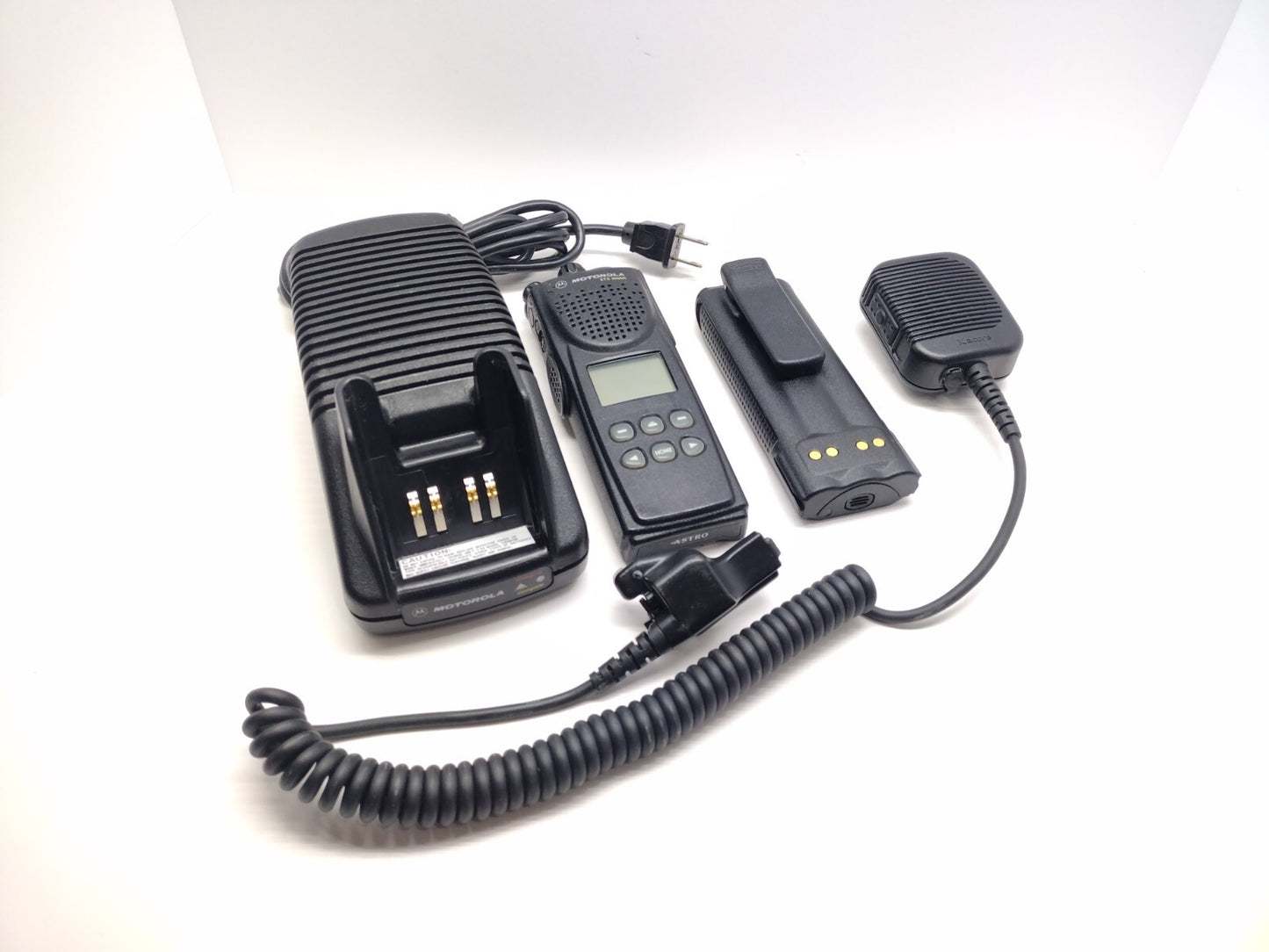 Motorola XTS 3000 16CH H09UCF9PW7BN 800MHz Two Way Radio & Accessory Kit12