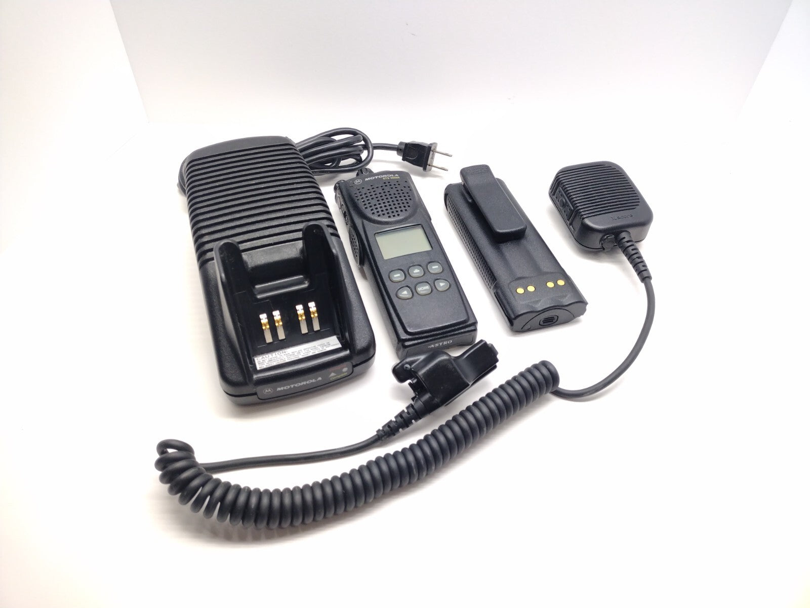 Motorola XTS 3000 16CH H09UCF9PW7BN 800MHz Two Way Radio & Accessory Kit12