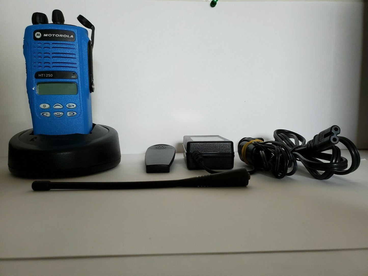 Motorola HT1250 UHF 403-470MHz 128CH 5W MDC 1200 Two-Way Radio AAH25RDF9AA5AN