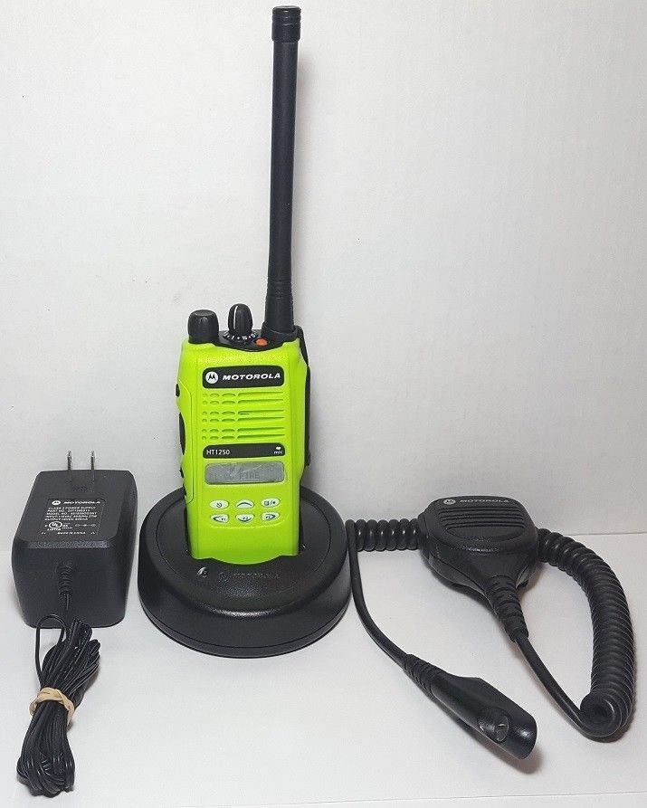 MOTOROLA HT1250 VHF 136-174MHz Police Fire EMS Two-Way Radio AAH25KDF9AA5AN