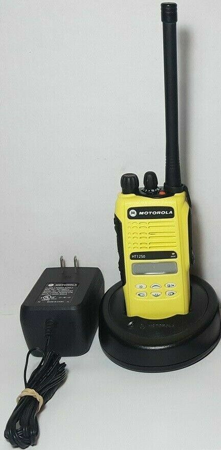 Motorola HT1250 UHF 403-470MHz 128CH 5W MDC 1200 Two-Way Radio AAH25RDF9AA5AN