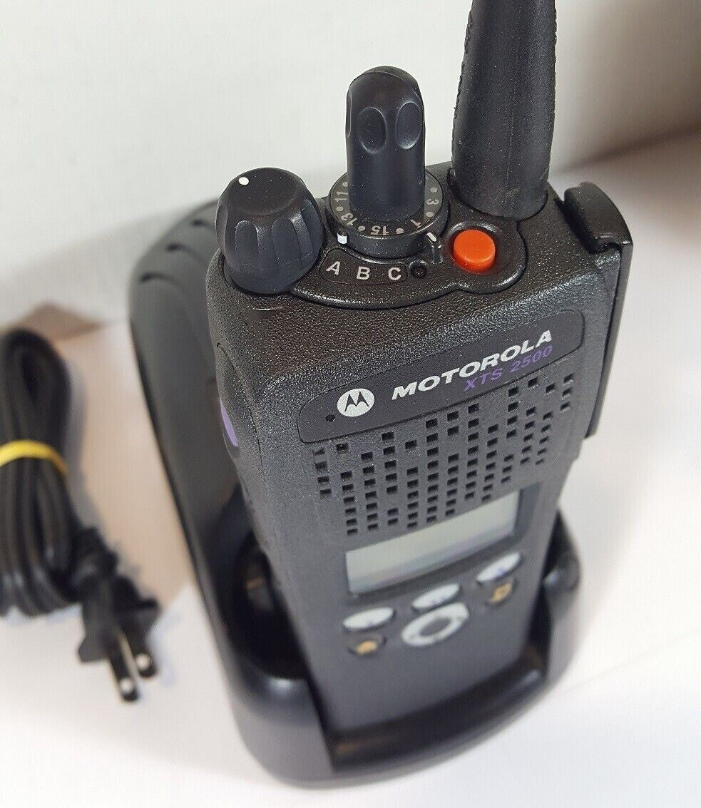 Motorola XTS2500 II UHF 380-470mhz Digital 2 Way Radio H46QDF9PW6BN P25  Police1