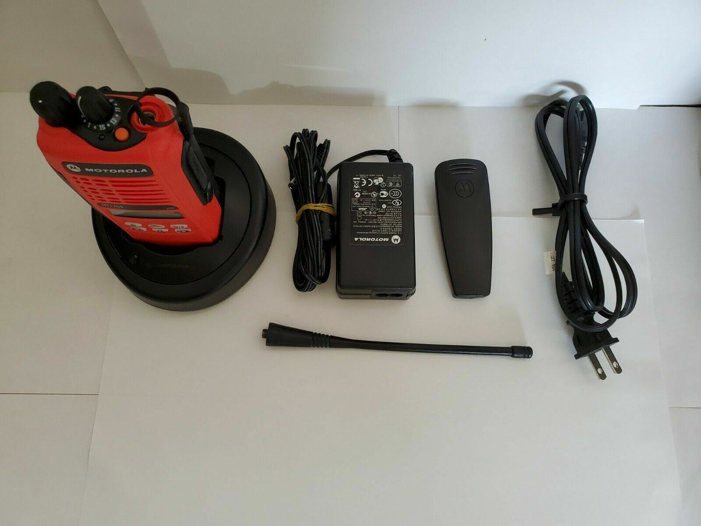 Motorola HT1250 UHF 403-470MHz 128CH 5W MDC 1200 Two-Way Radio AAH25RDF9AA5AN