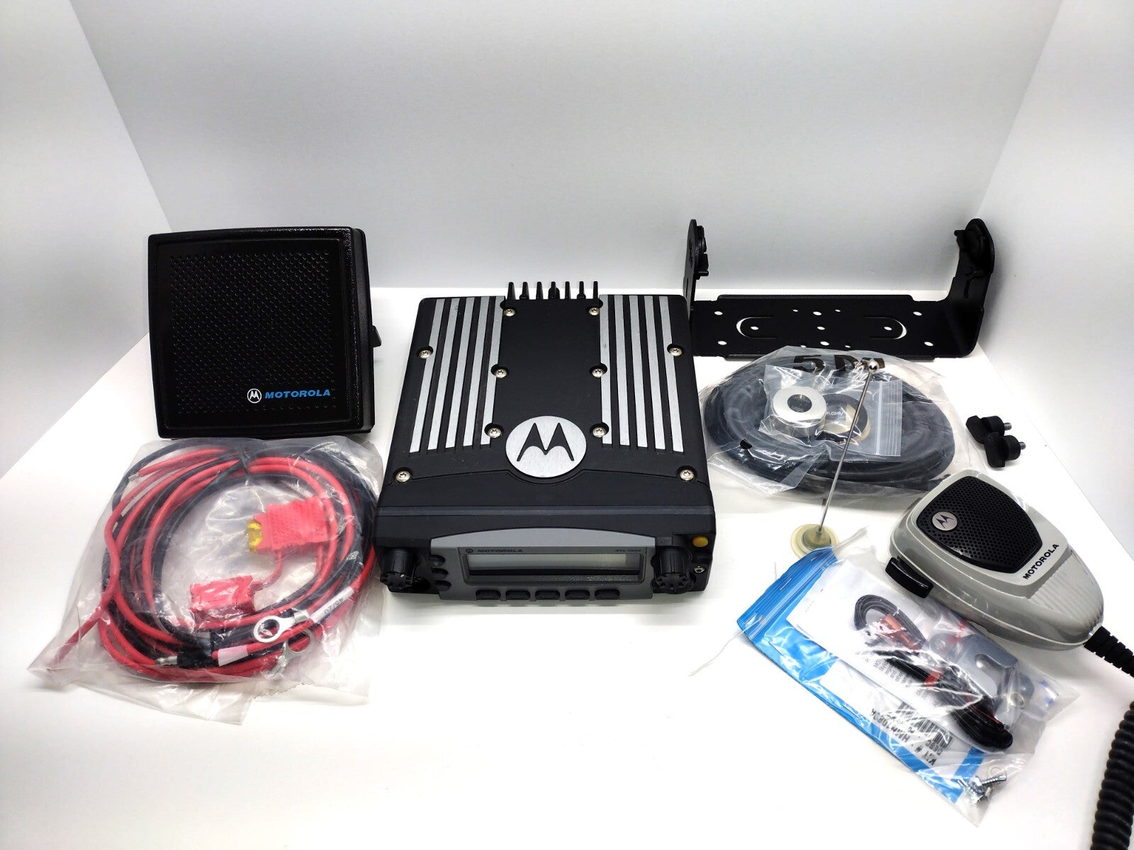 Motorola XTL5000 DIGITAL MOBILE RADIO UHF 450-520 MHz M20SSS9PW1AN & Accessories0