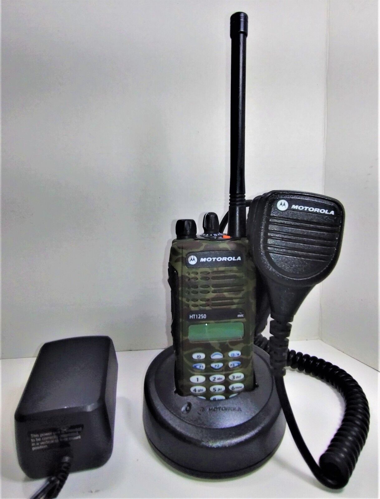 MOTOROLA HT1250 VHF 136-174mhz 128ch 5w Two Way Radio AAH25KDH9AA6AN