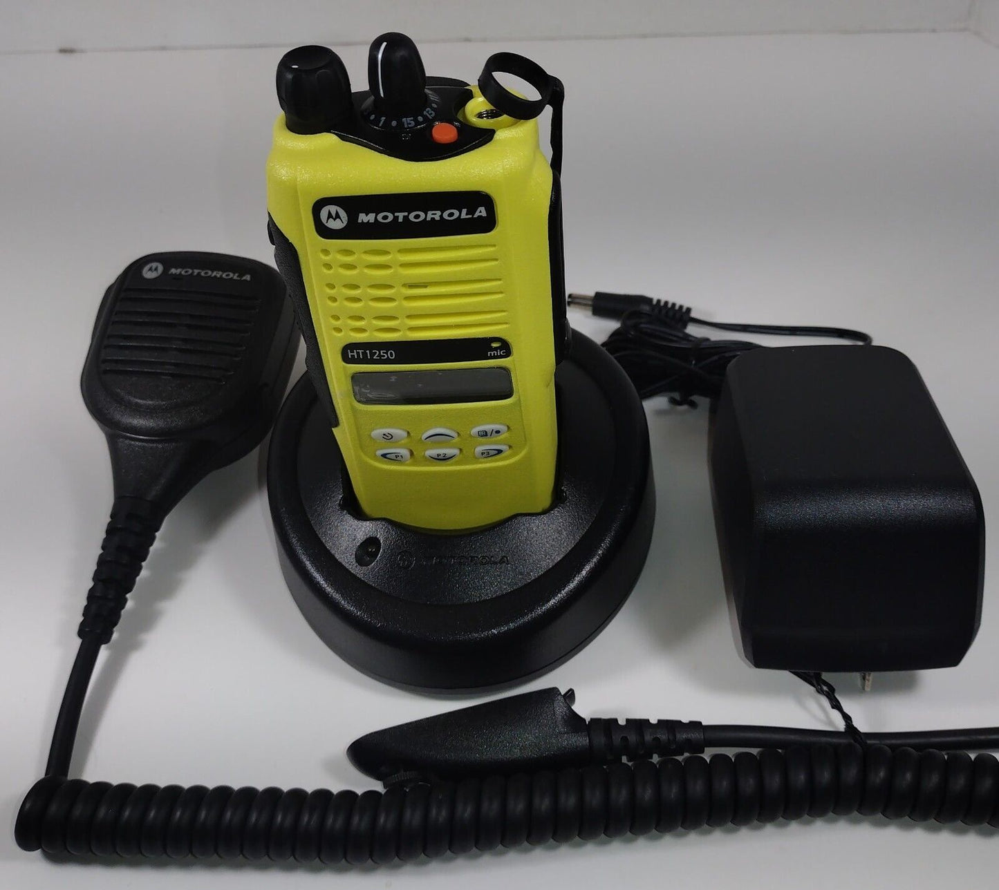 MOTOROLA HT1250 UHF 450-520 MHz Police Fire EMS Two-Way Radio AAH25SDF9AA5AN