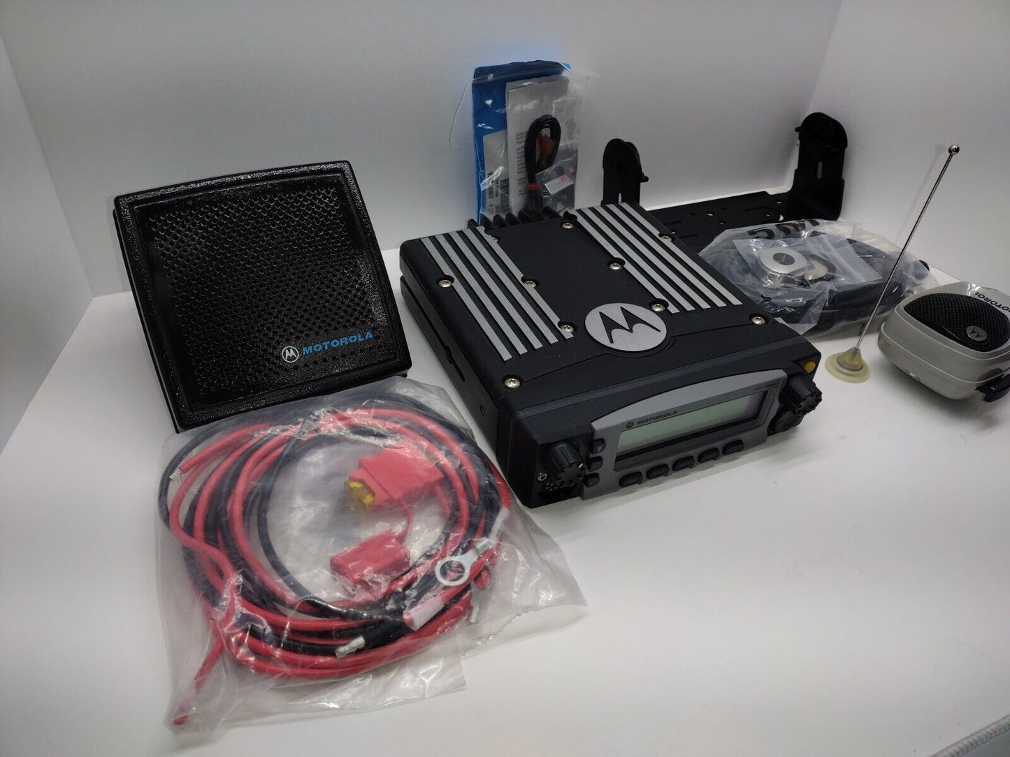 Motorola XTL5000 DIGITAL MOBILE RADIO UHF 450-520 MHz M20SSS9PW1AN & Accessories