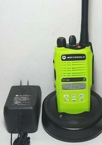 Motorola HT1250 UHF 403-470MHz 128CH 5W MDC 1200 Two-Way Radio AAH25RDF9AA5AN