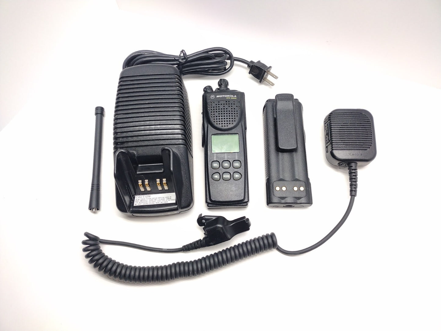Motorola XTS 3000 16CH H09UCF9PW7BN 800MHz Two Way Radio & Accessory Kit1