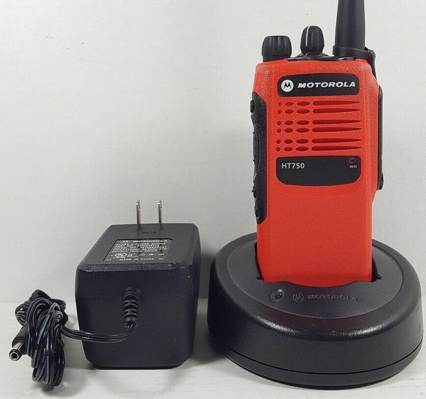 MOTOROLA HT750 VHF 136-174 MHz 16CH 5W Conventional Two-Way Radio AAH25KDC9AA3AN