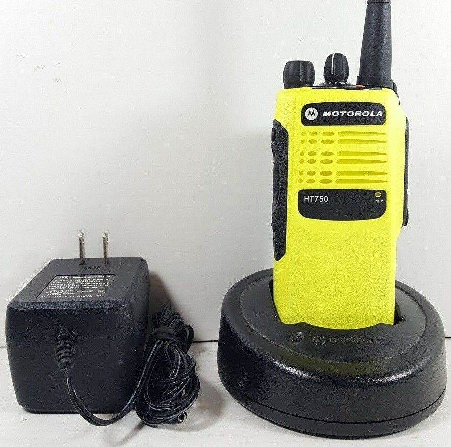 MOTOROLA HT750 VHF 136-174 MHz 16CH 5W Conventional Two-Way Radio AAH25KDC9AA3AN